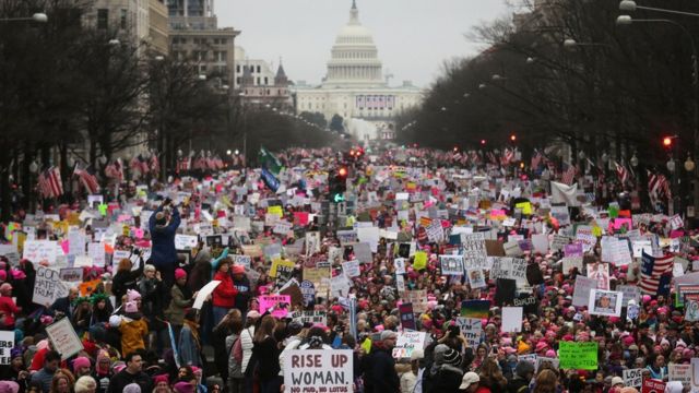 美国特朗普新政：全球百万群众上街声援华府女权示威- BBC News 中文