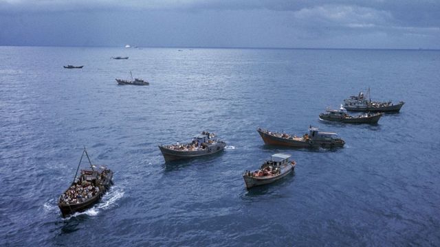 Thuyền nhân VN chuẩn bị được một tàu chiến của Hoa Kỳ cứu vớt trong tháng 4/1975, gần Sài Gòn.