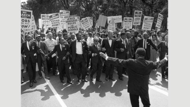 مارتن لوثر كينغ الابن مع عدد آخر من قادة حركة الدفاع عن الحريات المدنية يتقدمون ما عُرِفَ باسم "المسيرة إلى واشنطن من أجل الحرية والوظائف" في 28 أغسطس/آب 1963