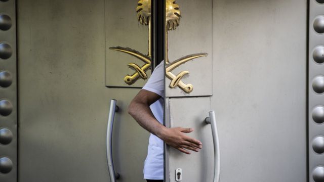 двери генконсульства Саудовской Аравии в Стамбуле