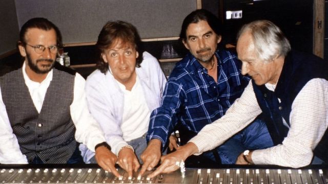 Ringo Starr, Paul McCartney, George Harrison y el productor George Martin.