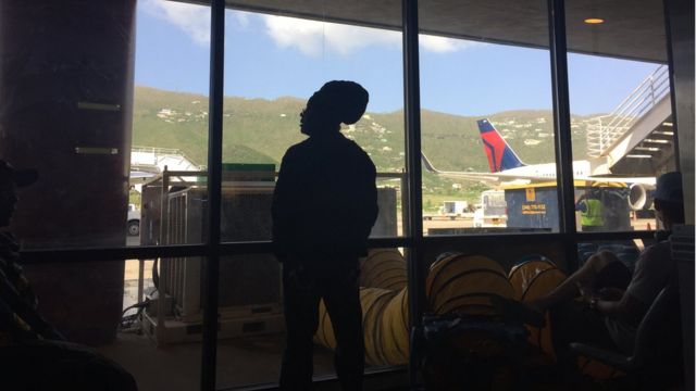 Hombre en el aeropuerto antes de salir de Islas Vírgenes