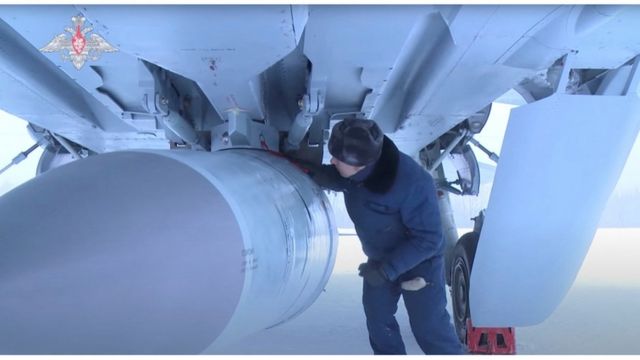 Um aviador verifica um caça MiG-31 da Força Aérea Russa antes de um voo com o míssil hipersônico Kinzhal durante um treinamento em local desconhecido na Rússia —reprodução de um vídeo divulgado em 19 de fevereiro de 2022