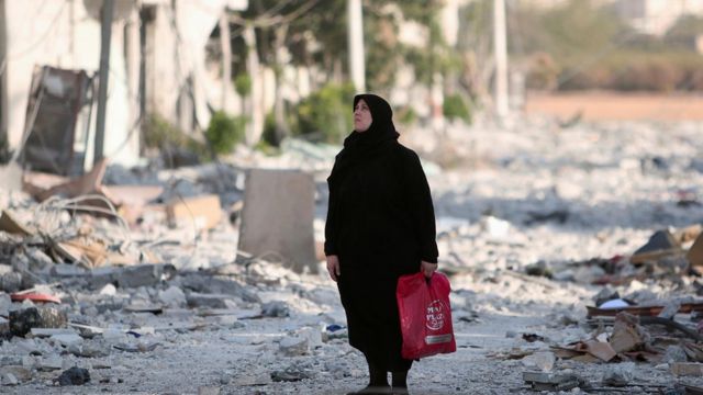 Mulher observa destruição em Aleppo