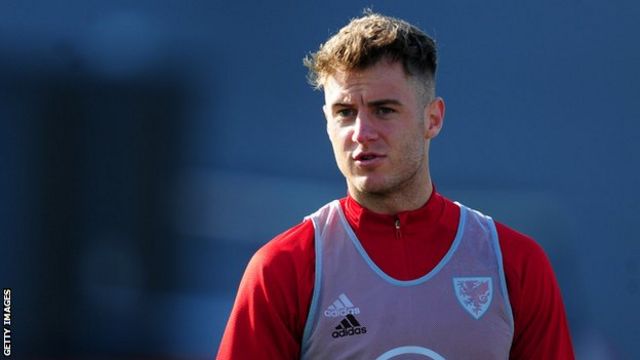 Joe Rodon: Swansea City defender signs new deal to 2022 - BBC Sport