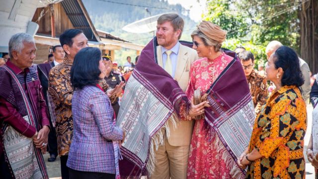 Raja Willem Alexander bersama Ratu Maxima mengunjungi Danau Toba pada Kamis (12/03).