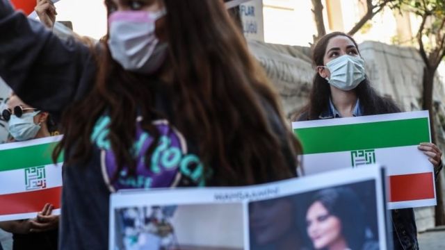 伊朗女子马米尼的猝死在全世界范围引发抗议浪潮。(photo:BBC)