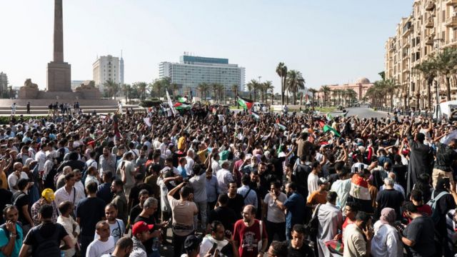 مظاهرة في ميدان التحرير بقلب القاهرة تحتج على هجمات إسرائيل المدمرة على غزة