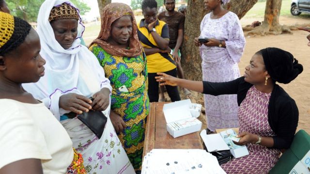 Oṣiṣẹ eleto idibo kan n yanju ọrọ idibo pẹlu awọn oludibo