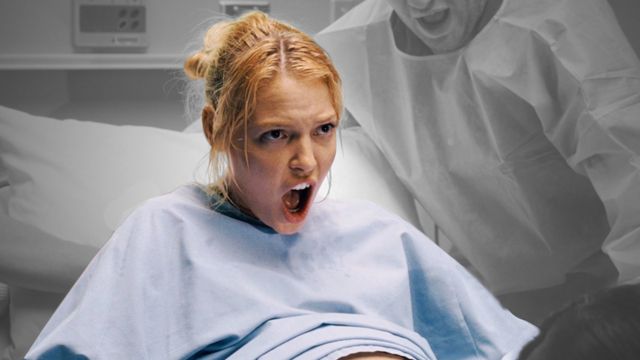 A atriz Katherine Heigl em cena do filme 'Ligeiramente Grávidos'; ela usa uma roupa de hospital e está semi sentada, gritando, durante o parto