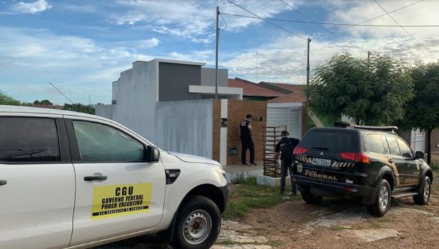 Policiais em operação no município de Aroeiras (PB), no fim de abril