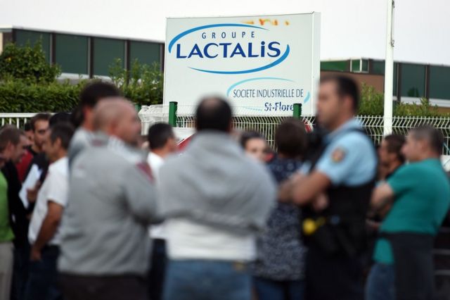 Agricultores fuera de la planta de Lactalis en Saint-Florent-le-Vieil, en el oeste de Francia, el 29 de agosto de 2016.