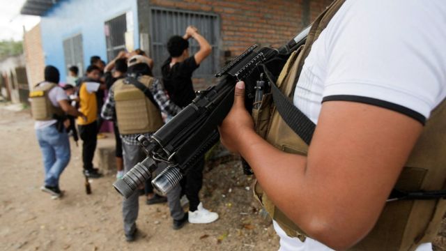 Redadas policiales como parte del estado de excepción en Honduras.