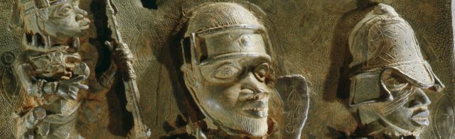 Un relieve de bronce de Benín que representa guerreros oba en el Museo Británico