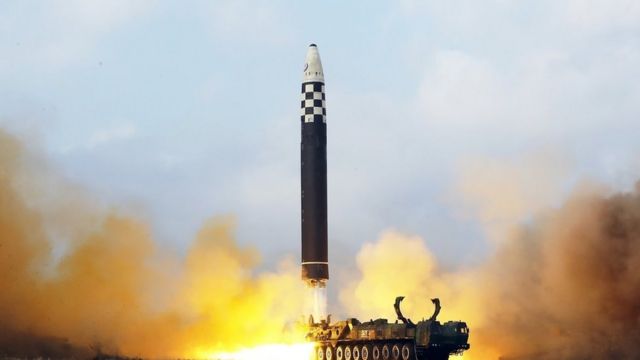 Míssil balístico intercontinental da Coreia do Norte (ICBM) 'Hwasong-17' implantado em Rodong Sinmun