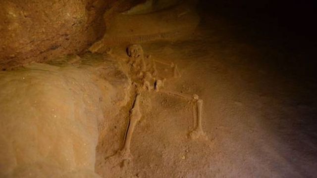 Esqueleto em caverna no Belize