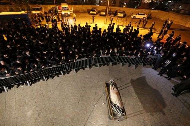 تجمع المشيعون في جنازة مناحيم كاندولويتز في القدس السبت.