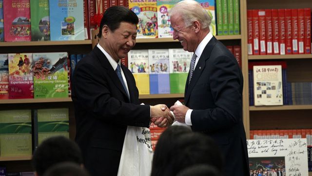 Vicepreședintele Joe Biden (r) și Xi Jinping din China după ce au primit cadouri și au răspuns la întrebările studenților în timpul unui curs de mandolină la Centrul de Învățare pentru Studii Internaționale din Southgate, California, 16 februarie 2012. vicepreședintele dând mâna