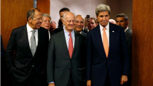 El secretario de Estado estadounidense, John Kerry, a la derecha, el enviado especial de la ONU para Siria, Staffan de Mistura, centro, y el ministro de Exteriores ruso, Sergey Lavrov, a la izquierda, llegan para una conferencia de prensa después de su reunión en Ginebra, donde se discutió la crisis en Siria, el viernes, 9 de septiembre de de 2016.