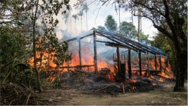 রোহিঙ্গা মুসলিমদের একটি গ্রামে আগুন জ্বলছে