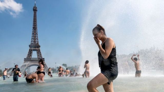 Mulher tomando banho em fonte em Paris
