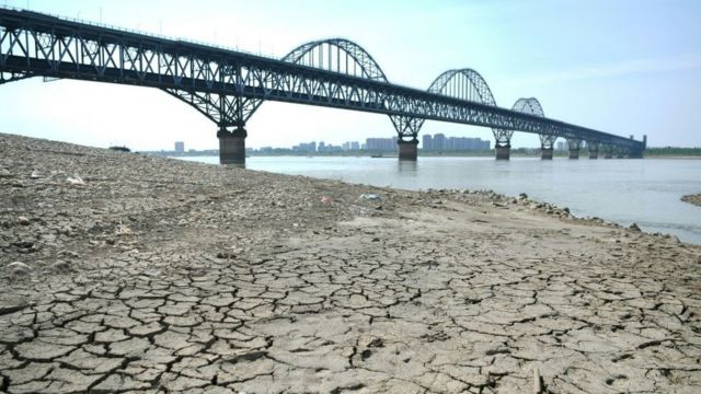 Bagian dari dasar sungai kering di sepanjang Sungai Yangtze di Jiujiang.