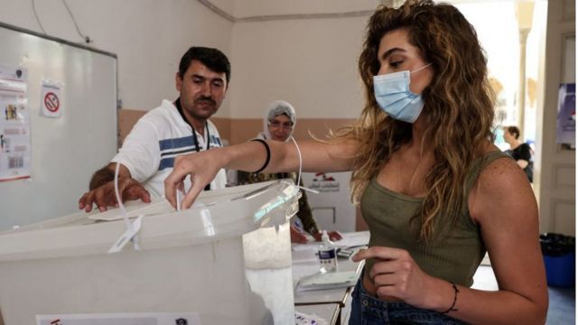 سيدة تدلي بصوتها في انتخابات لبنان التشريعية 2022