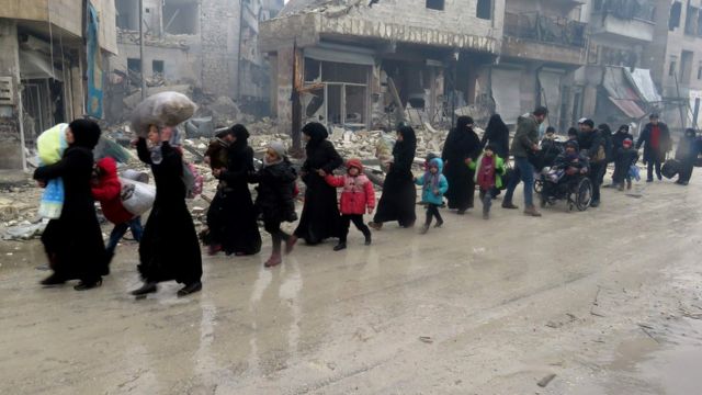 سوريون فارون من القتال الدائر في حلب.