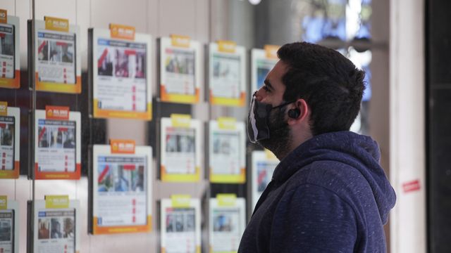 Un hombre mirando ofertas inmobiliarias en Buenos Aires