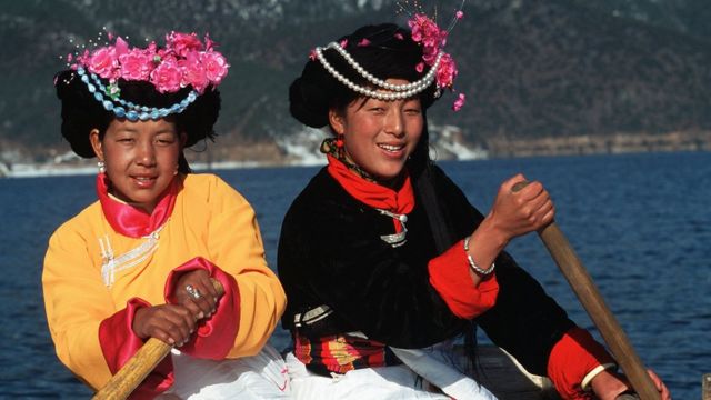 দুই মসুও নারী নেীকা বাইছেন