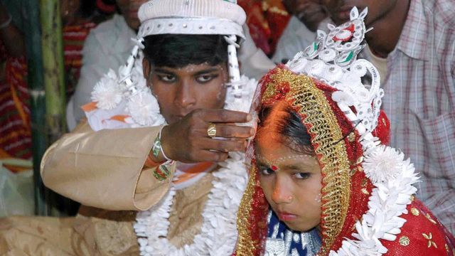Uma noiva criança em sua cerimônia de casamento em 2006