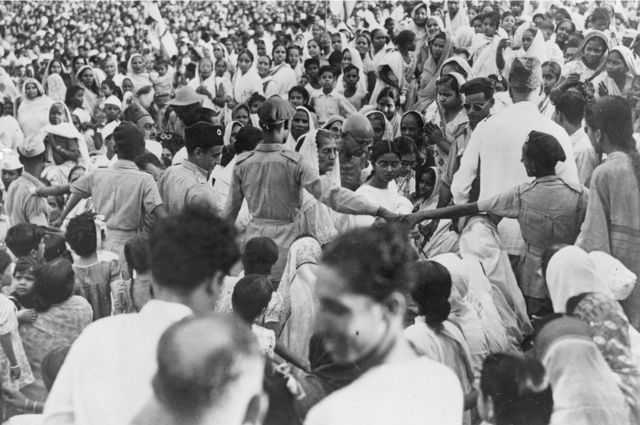 1947 ఆగస్టు 26న కలకత్తా మైదానంలో సమావేశానికి ప్రజా సమూహం మధ్య నుంచి వెళుతున్న గాంధీ