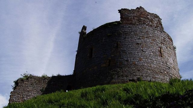 разрушенная башня Харденского замка
