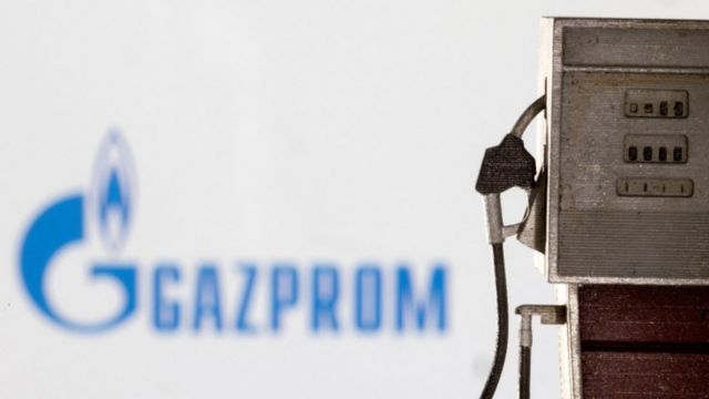 Una bomba de gasolina al frente de un letrero de la compañía estatal rusa Gazprom