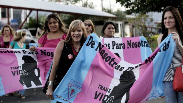 Mujeres transgénero celebran la decisión de la CorteIDH en Costa Rica el 9 de enero de 2018.