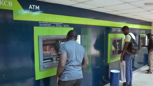 Abari gukoresha imashini zitanga amafaranga, ATM, i Nirobi muri Kenya