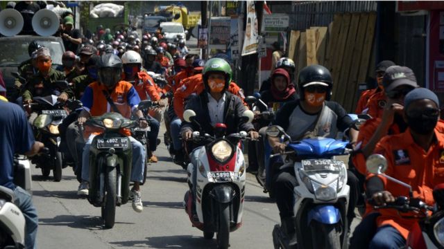 Sejumlah pendukung salah satu pasangan bakal calon kepala daerah Makassar melakukan konvoi menggunakan kendaraan menuju ke kantor Komisi Pemilihan Umum (KPU) Makassar di Sulawesi Selatan, Jumat (04/09).