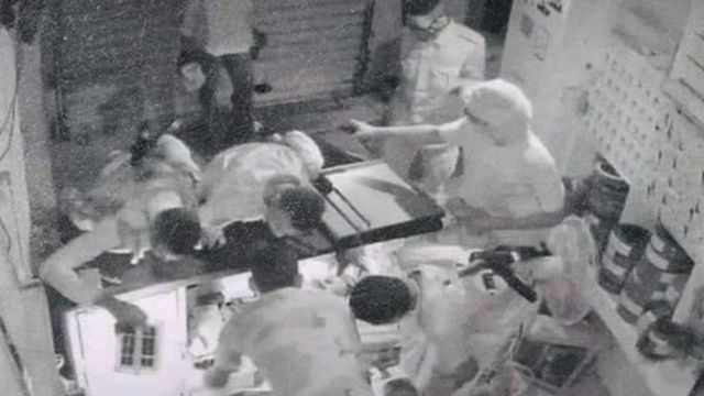 قوات الدعم السريع في أحد المحال.