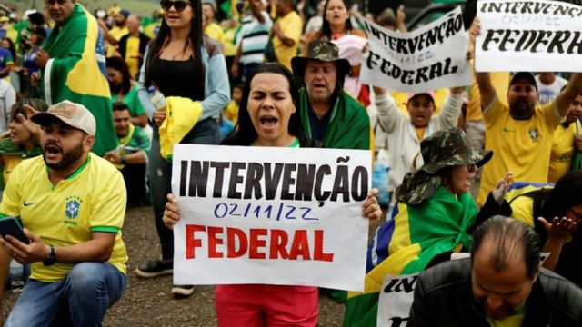 A rede de not&iacute;cias falsas que faz manifestantes bolsonaristas desconfiarem  do pr&oacute;prio presidente - BBC News Brasil