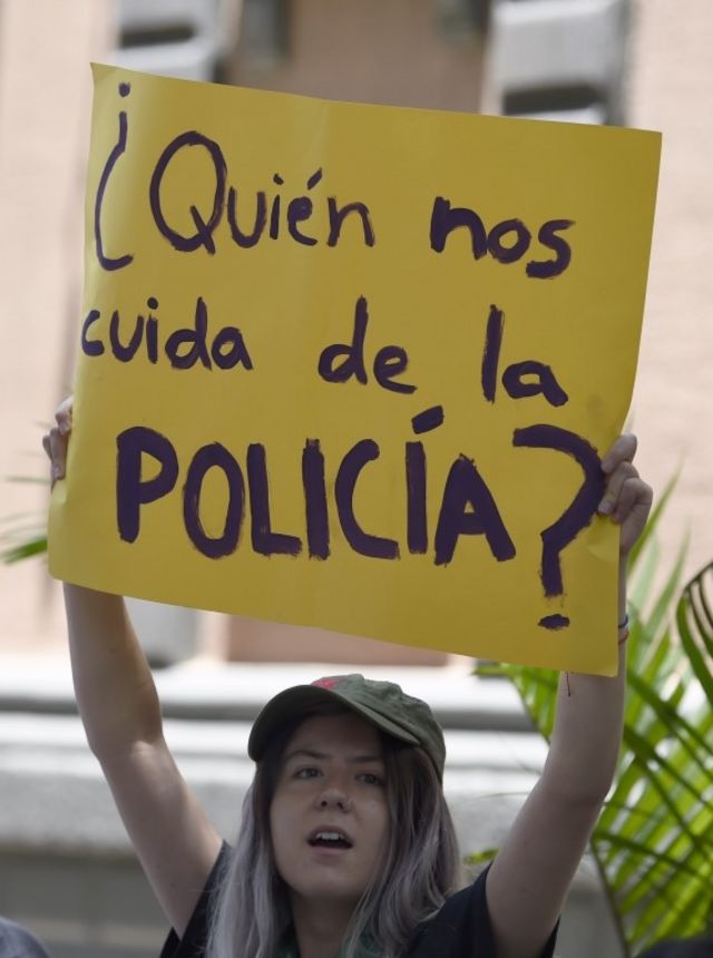Una manifestante con una pancarta