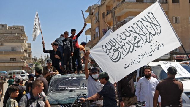 هيئة تحرير الشام كبرى الجماعات الجهادية في سوريا نظمت مسيرة رفعت خلالها أعلامها وأعلام طالبان في إدلب