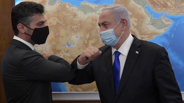 El embajador de Emiratos Árabes Unidos en Israel, Muhammad Mahmoud Al Khaja, junto al primer ministro de Israel, Banjamín Netanyahu.