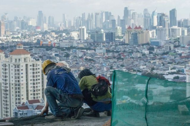 Kobaca dadka magaalada Jakarta ayaa waxa ay sababtay dhibaatooyin aanan la koobi karin oo ay ka mid tahay in qeyba ka mid ah magaaladu ay hoos u sii dagayso
