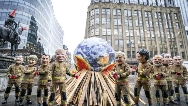 Ativistas com máscaras dos principais líderes mundiais protestam em Glasgow durante a COP26 pedindo mais ações para conter mudanças climáticas