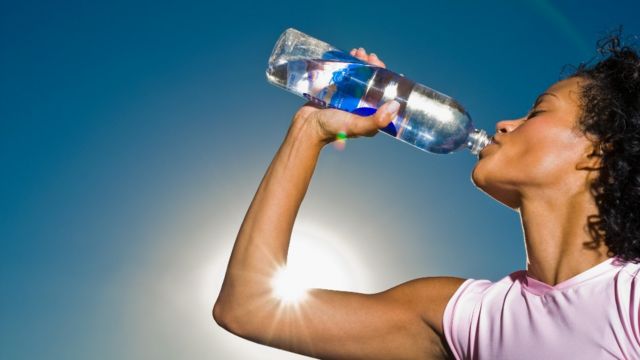 3 razones por las que es tan importante beber agua (incluso si no tenemos  sed) - BBC News Mundo
