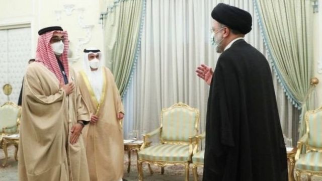 शेख़ तहनून-बिन-ज़ायद-अल-नाहयान ईरान के राष्ट्रपति इब्राहिम रइसी से मिलते हुए