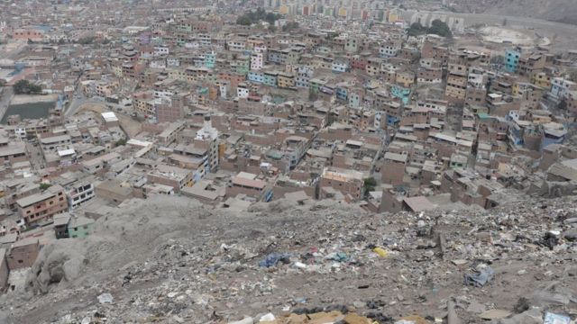 Basura amontonada en el Cerro San Cristóbal.