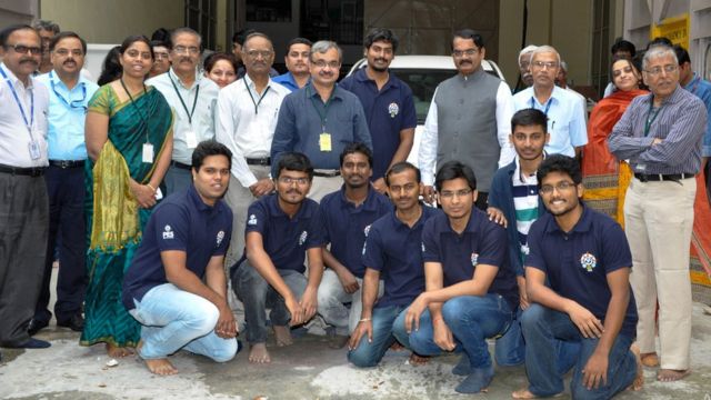 सैटेलाइट बनाने वाले पीइस यूनिवर्सिटी के छात्र