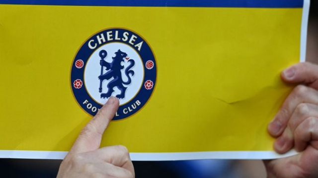 Torcedores do Chelsea e do Liverpool levantam a bandeira ucraniana