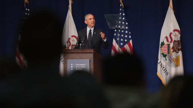 Bwana Obama yagezaga ijambo ku banyeshuri bo kuri kaminuza ya Illinois